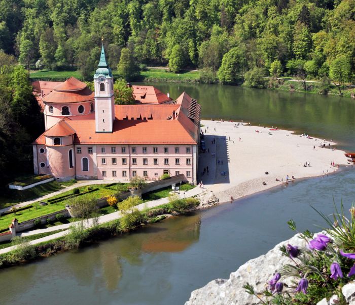 Erleben Sie das Kloster Weltenburg, das mit seiner zauberhaften Kulisse, seinen einzigartigen Biersorten und den regionalen Köstlichkeiten jedes Jahr Tausende von Besuchern anzieht. (Foto: AdobeStock - MyWorld)