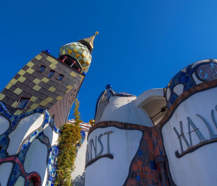 Kunst und Hundertwasser: Das KunstHaus Abensberg als Ort der Verehrung. (Foto: AdobeStock - pwmotion 375172110)