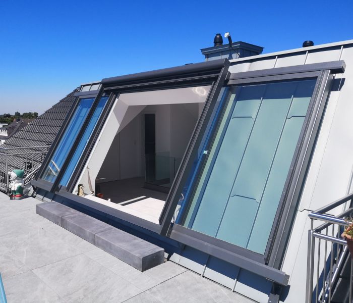 Varianten von Dachschiebefenstern und Balkonausstiegsfenstern: Classic vs. Premium (Foto: LiDEKO)