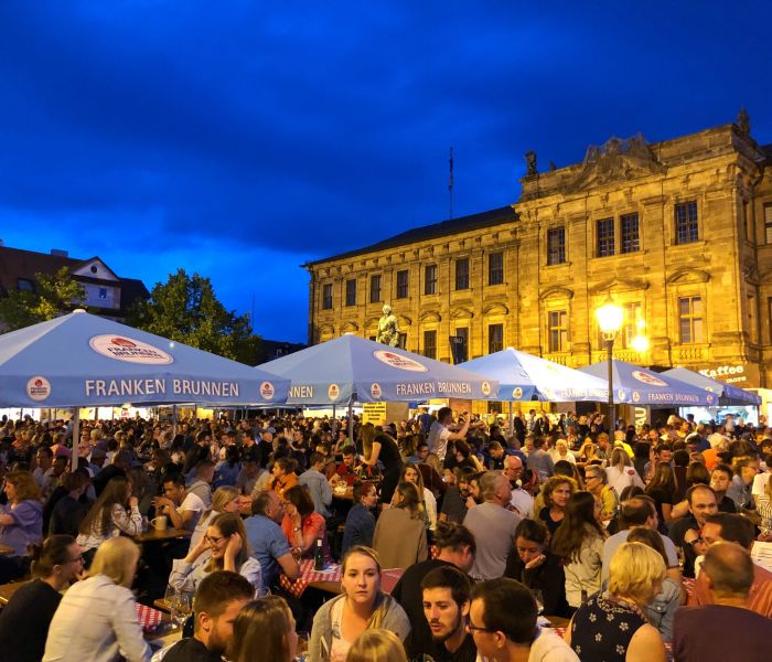 Weingenuss in Erlangen: Ausgewählte Tropfen der fränkischen Weingüter Schmitt, Behringer, Ruppert und Ebert stehen im Rampenlicht. (Foto: Erlanger Tourismus und Marketing Verein e.V.)