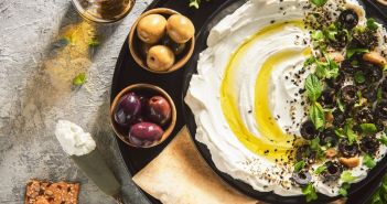 Frühlingsgericht: Leichte Kartoffeln mit libanesischem Labneh (Foto: AdobeStock - dinasaeed 519239643)