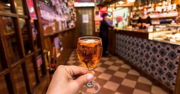 Genießen Sie süßlich-fruchtige Aromen mit der Rotwein-Cuvee Entdecken Sie die prickelnde Vielfalt der Muskateller Sekt (Foto: AdobeStock - radiokafka 466506908)