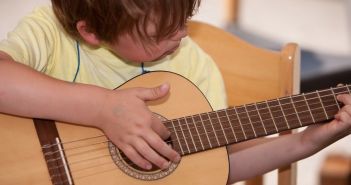 Kinderrechte-Projekt in Dresden fördert Musik und (Foto: AdobeStock - Thomas Scherr 23376359)