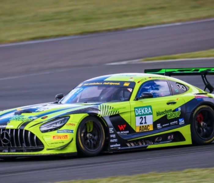 Mercedes AMG GT3 von SR Motorsport by Schnitzelalm mit Logo der (Foto: CTP GmbH . bluechemGROUP)