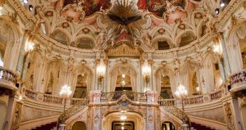 Mikheil Charkvianis präsentiert Antigone mit zwölf Klavieren und (Foto: Sven Helge Czichy)