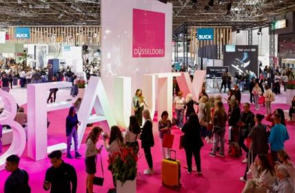 Düsseldorf wird globale Kosmetikplattform mit 1200 Ausstellern und (Foto: Messe Düsseldorf. Constanze Tillmann)