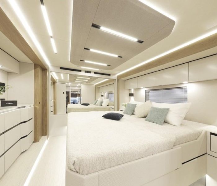 KOMBINIERTER BED- & BATH SLIDEVier Slide-Outs eröffnen (Foto: www.vario-mobil.com)