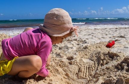 Gebrauchte UV-Schutzkleidung schützt Kinder kostengünstig zuverlässig optimal vorm (Foto: AdobeStock - Alexandra - 200567528)